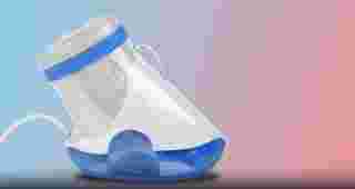 FlowOx-Stiefel mit angeschlossenem Schlauch auf Farbverlauf-Hintergrund